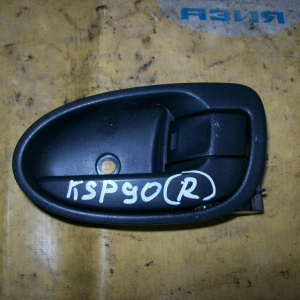 Ручка двери внутренняя TOYOTA Vitz KSP90 R внутр.