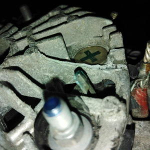 Генератор Nissan/Renault QR25DE/2TR703 Teana/X-Trail J32/T31/HY0 14V 110A 3 конт. пластик. крышка дефект задней крышки