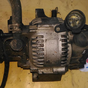 Генератор TOYOTA 2C/3C CR30 BUS вакуум спереди  под 1 ремень 4 конт. круглый разъем