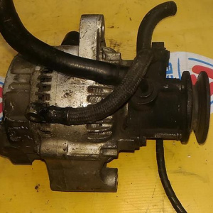 Генератор TOYOTA 2C/3C CR30 BUS вакуум спереди  под 1 ремень 4 конт. круглый разъем