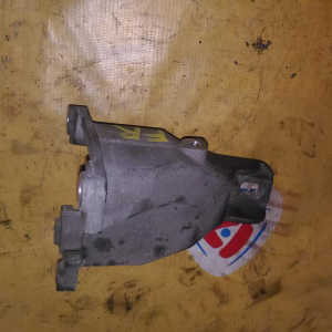 Крепление подушки ДВС Suzuki J20A Grand Vitara TD54W перед, прав / 1164165J00