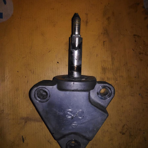 Крепление подушки ДВС Nissan HR15/HR16 Juke YF15 CVT перед, лев(1A0E1N-11) 11253-1KA1A+11298-AX000