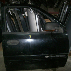 Дверь боковая Chevrolet TrailBlazer GMT360/KC '2001-2006 перед, прав в сборе, с молдингом (без зеркала)
