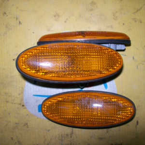 Повторитель в крыло Mazda Premacy/Familia CP8W/BJFW желтый