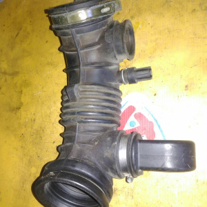 Гофра впускного коллектора Honda D16A/D16W1 HR-V GH1/GH3 CVT резиновая, заслонка горизонтальная 17228-PEJ-000