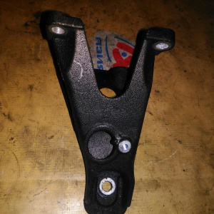 Крепление подушки ДВС Suzuki H25A/H27A Escudo TD62W/TX92W перед, лев 1165152D00