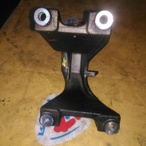 Крепление подушки ДВС Suzuki H27A Escudo TX92W перед, прав 1164152D00