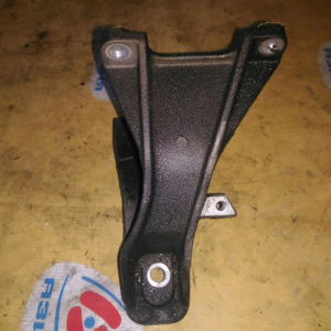 Крепление подушки ДВС Suzuki H27A Escudo TX92W перед, прав 1164152D00