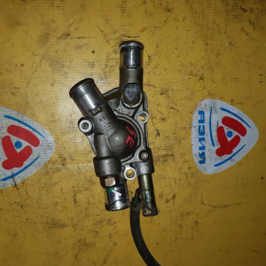 Корпус термостата Toyota 16321-11011 Corsa EL51/EXZ10 5E/4E кат. корпус + крышка под 1 датчик на корпусе + 1 на крышке, выход с крышки в сторону радиа