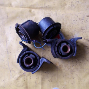 Подушка задней балки Toyota GX90/GX100 R