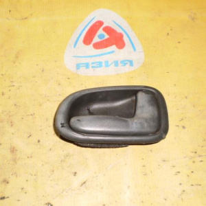 Ручка двери внутренняя Toyota Corolla/Sprinter/Noah AE100/CR50 R внутр.(низкая ножка) 69205-12130