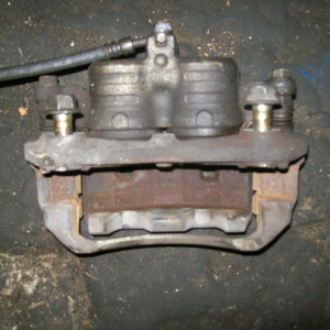 Суппорт Nissan C25 Serena перед, лев