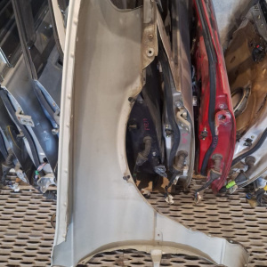 Крыло TOYOTA Carina AT190 перед, лев дефект