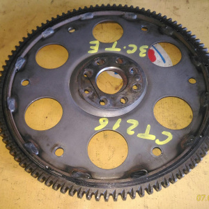 Маховик Toyota 3C-TE Caldina CT216 a/t диаметр по центрам болтов 22,6 см., с бортиком 32101-32140