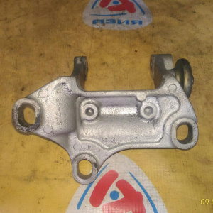 Крепление подушки ДВС Honda K20A/K24A CR-V/Stream RD7/RN3 a/t MRPA/MRVA перед, лев 50825-S7C-980 ( )