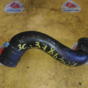 Патрубок интеркулера Toyota Lite Ace Noah/Town Ace Noah CR40/CR50 3C-TE R в F с турбины на радиатор