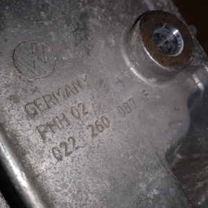Крепление генератора Volkswagen AZZ/BMV/BHK Touareg 7LA/7L6 VAG 022260089F 022260087F