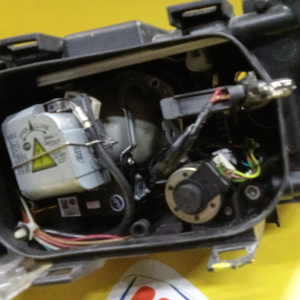 Фара AUDI A6 C6/4F2 '2004-2008 лев RHD HID-биксенон адаптив в сборе (дефект отражателя) 4F0941003BE