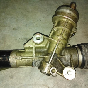 Рулевая рейка Audi B5/8D2/3B3 A4 LHD (дефект, сломано крепление справа)