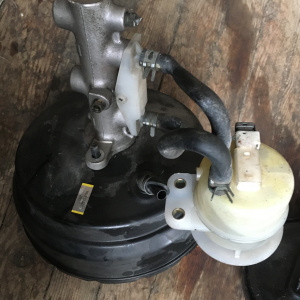 Главный тормозной цилиндр MITSUBISHI CU2W/CU4W Airtrek с вакуумником