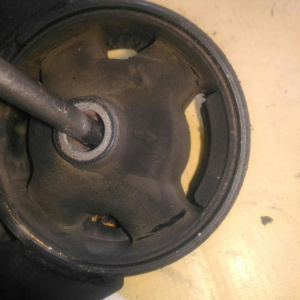 Подушка двигателя Toyota 4A/5A/5E Corolla AE100/AE110EE111/AE111 a/t зад., дефект R 12371-64210