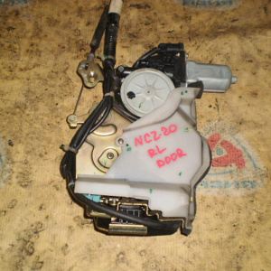 Замок двери Toyota NCZ20 Raum зад, лев