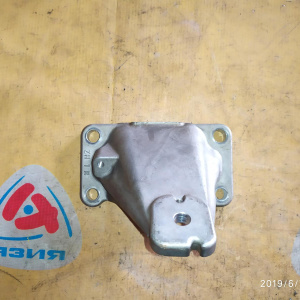 Крепление подушки ДВС Nissan VK45 Cima F50 2WD задний привод a/t перед, прав