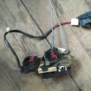 Замок двери Mazda BJ5W Familia зад, лев