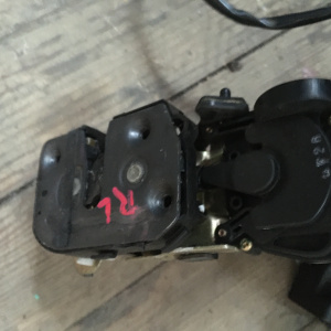 Замок двери Mazda BJ5W Familia зад, лев