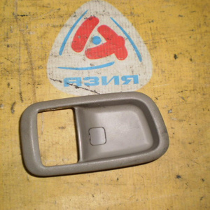 Ручка двери внутренняя Toyota Corolla Spacio/Harrier AE111/MCU10 R внутр.чашка