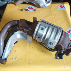 Коллектор выпускной Toyota 1AZ-FSE Isis ANM10/AZR60/ANE10 под 2 датчика с катализатором 25051-28380/-28381