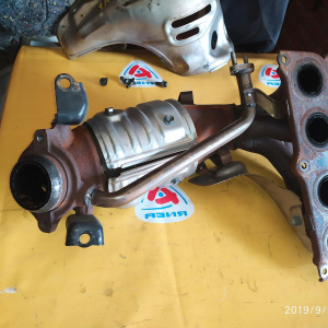 Коллектор выпускной Toyota 1AZ-FSE Isis ANM10/AZR60/ANE10 под 2 датчика с катализатором 25051-28380/-28381