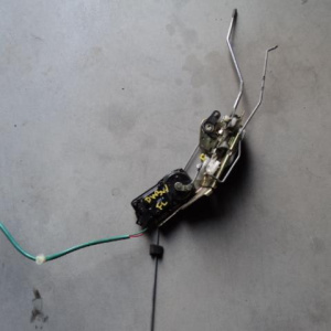 Замок двери Mazda DW3W Demio перед, лев