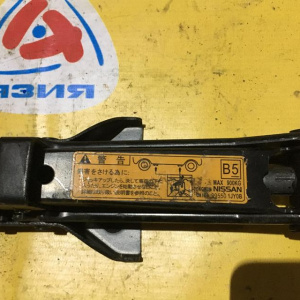 Домкрат Nissan 900 кг.