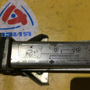 Домкрат Nissan 850 кг.
