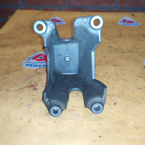 Крепление подушки ДВС Suzuki H27A Grand Vitara TD94W перед, лев ( ) 1165166J00