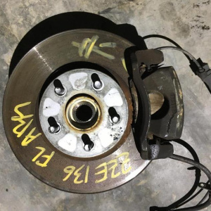 Ступица Toyota ZZE136/ZZE137/ZZE132/ZZE133 Voltz/Matrix перед, лев 2WD ABS. В сборе. Диаметр диска-275мм. 5шпилек. 43212-12370