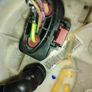 Бензонасос Audi A4 B8/8K2/8T3 CDHB 1.8 TFSI в сборе (дефект контактов) 8K0919051M