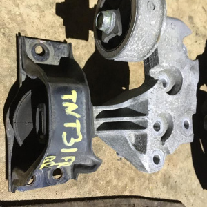 Подушка двигателя Nissan QR25/2TR703 X-Trail TNT31/HY0 с кронштейном перед, прав 11210ET80A