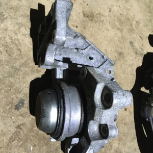 Подушка двигателя Nissan QR25 X-Trail TNT31 4WD CVT с кронштейном перед, лев 11220JG31B