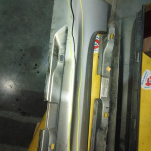 Накладка на порог Volvo V70 BW '2007-2015 пара L+R (дефект, треснут левый) 39882946