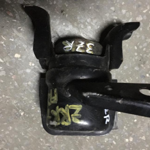 Подушка двигателя Toyota Voxy ZRR70 перед, прав