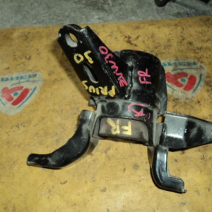 Подушка двигателя Toyota 2ZR Prius ZVW30 перед, прав