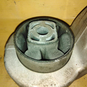 Рычаг Audi A4 B8/8K2/8T3/8RB перед, лев н изогнутый сзади (17 мм шаровая) 8K0407695F