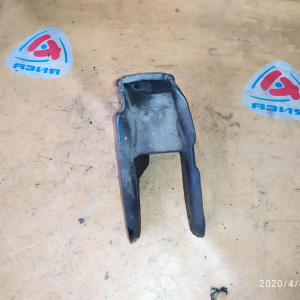 Крепление подушки ДВС Mitsubishi 4G63 RVR/Chariot N21W/N41W 2WD a/t перед ( крепление на двс ) 8 valve OLD F 994