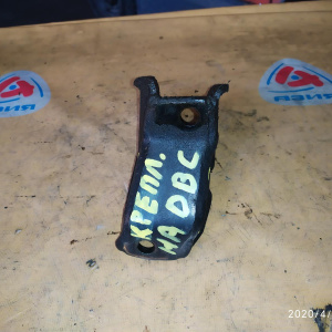 Крепление подушки ДВС Mitsubishi 4G63 RVR/Chariot N21W/N41W 2WD a/t перед ( крепление на двс ) 8 valve OLD F 994