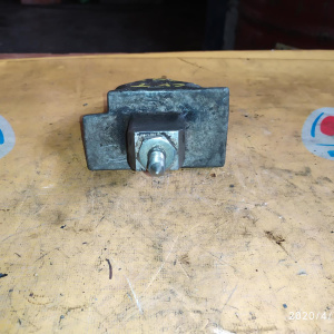 Крепление подушки ДВС Nissan MRA8 Pulsar C12 CVT перед, лев MC