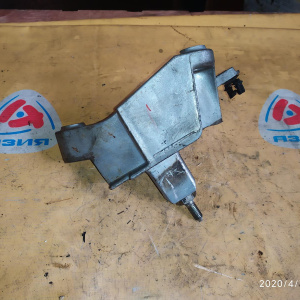 Крепление подушки ДВС Nissan MRA8 Pulsar C12 m/t перед, лев MT