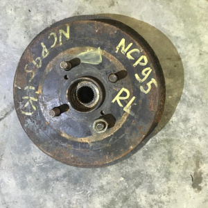Ступица TOYOTA NCP95 Vitz зад, лев 4WD ABS бараб.