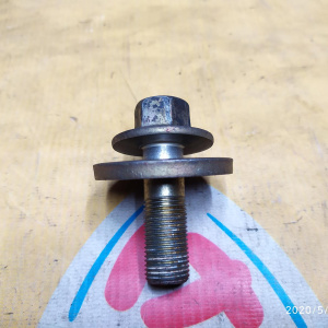 Болт шкива коленвала Toyota Granvia VCH16 5VZ ключ на 19